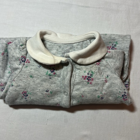 GAP Baby - Gray Floral Kids Footie Romper Sleeper - Picture 4 of 4